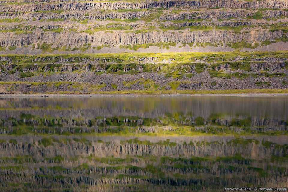 Отражение склона фьорда