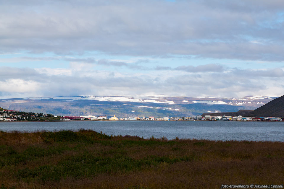 Исафьордюр (Ísafjörður) - крупнейший город в Западных фьордах.
Название переводится как "ледяной фьорд".
