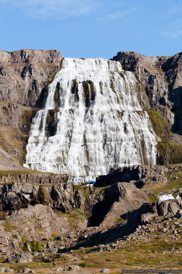 Dynjandi (Dynjandi, Fjallfoss) - красивый водопад, падающий мелкими 
непрерывными каскадиками.
Общая высота 100 м.