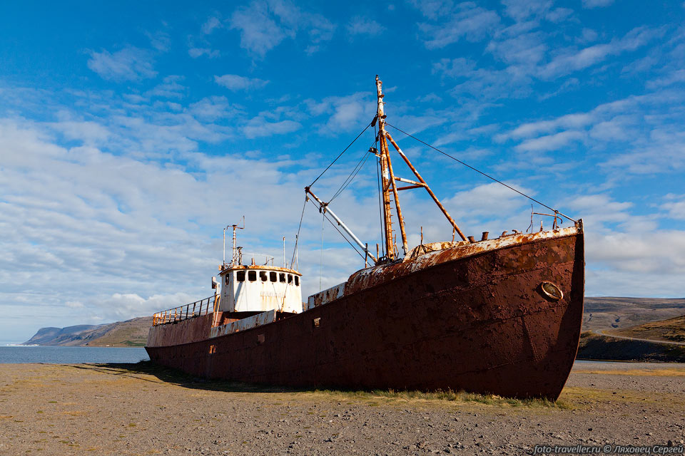 Gerðar BA 64 - самый старый железный корабль в Исландии.
Построен в Норвегии в 1912 году. Закончил свое плаванье тут, на берегу фьорда в 
1981.
