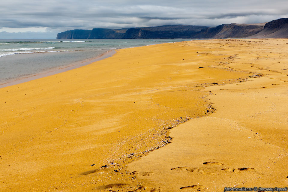 Рейдисандур (Rauðisandur) - золотисто-рыжий песочный пляж немного 
восточнее Лаатрабьярг.
Проехать на него нельзя, дорога закрыта. Но пешком пару километров от парковки можно 
пройти без проблем.