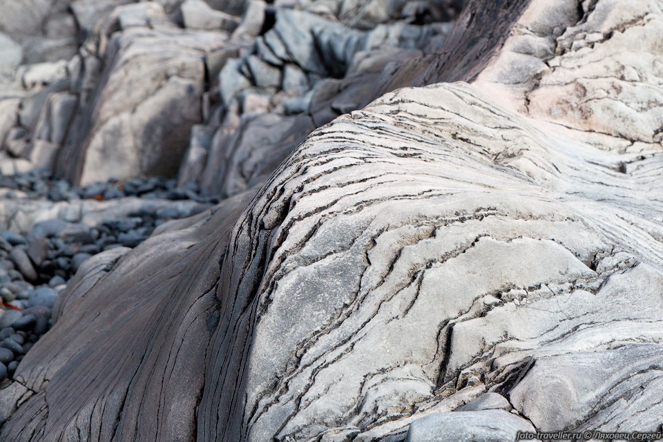 Скалы на пляже Djupalonssandur.
Это красивый галечный пляж с необычными скальными образованиями вулканического происхождения.