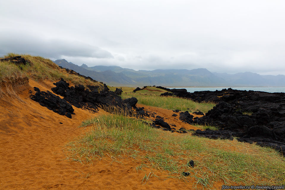 Пейзаж возле пляжа Бусавик (Búðavík).
По юго-западной оконечности полуострова Снайфельснес интересно походить пешком,

тут даже есть множество тропинок.
