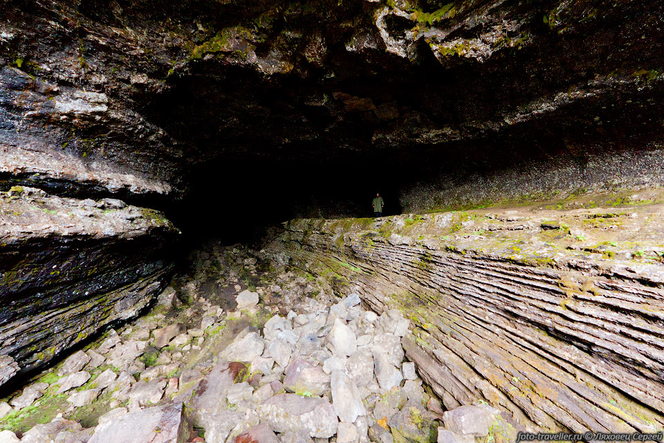 Пещера Исхетлир (Íshellir) 
содержит ледяные образования и имеет длину 500м. 
Название переводится как "Ледяное подземелье". Я не совсем понял, но похоже она 
является частью пещеры Суртсхетлир.
