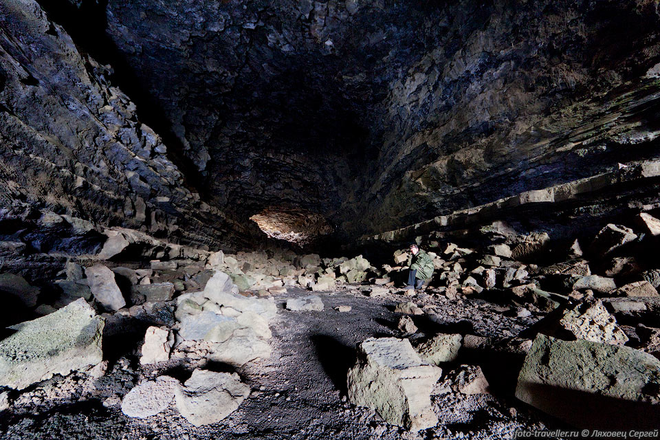 Вход в пещеру Стефансхетлир (Stefánshellir) расположен в 300 м 
от северной точки пещеры Surtshellir.