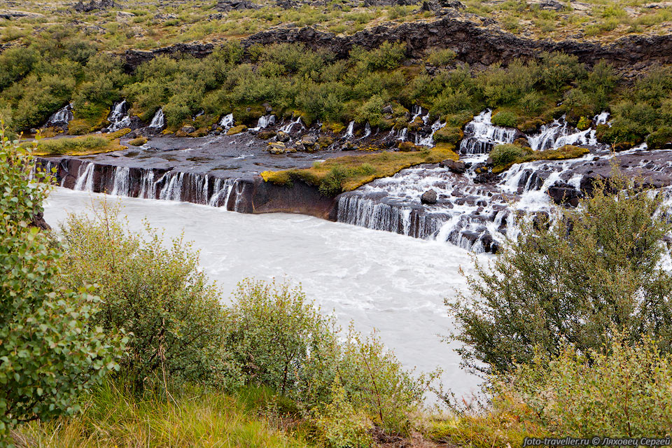 Храунфоссар (Hraunfossar) - широкий (900м) низенький 
водопад.
Впрочем его даже водопадом назвать нельзя, скорее уступ.
