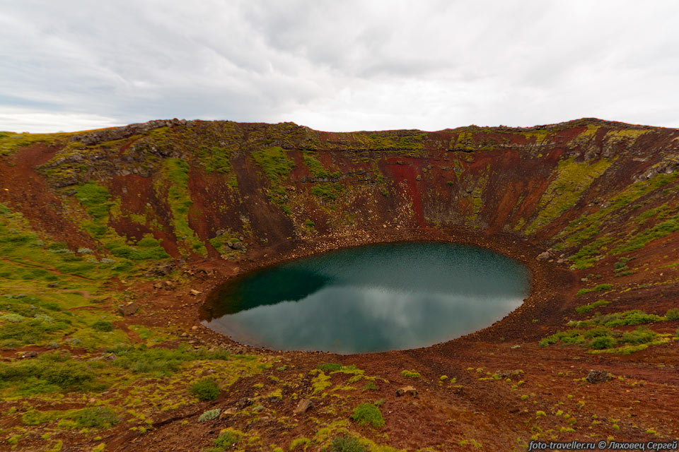 Кериз (Kerid) - кратер с озером возле города Сельфосс.
Прямо возле кратера идет дорога, на кромке установлены скамейки.