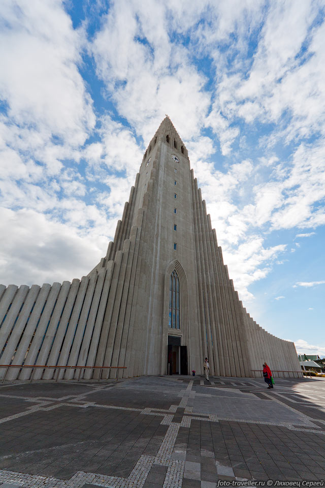 Собор Хатльгримскиркья (Hallgrimskirkja) - один из главных символов 
Рейкьявика, построен в 1974 году.