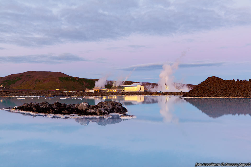 Геотермальная электростанция Свартсенги (Svartsengi) вырабатывает 
76 МВатт электроэнегрии и 475 л/сек 90°С кипятка,
который и дает воду Голубой лагуне