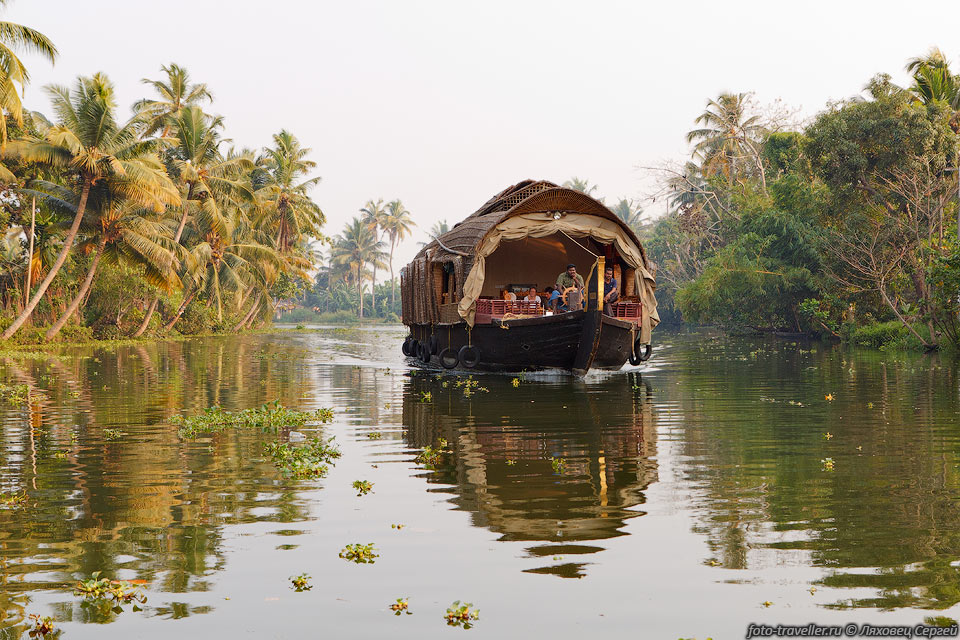 Дом на лодке (Kettuvallams, Kerala houseboats).