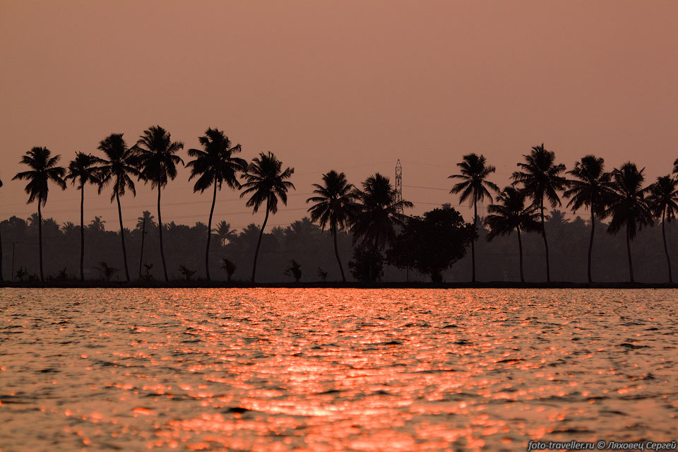 Длина побережья Индии составляет более 7 тыс. км.
Омывается водами Индийского океана.