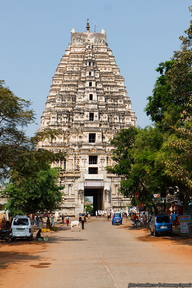 Храм Вирупакши (Пампапатхи, Пампапати, Virupaksha) - индуистский 
храм, 
посвящённый Шиве, известному здесь под именем Вирупакша.
Расположен в деревне Хампи (Hampi) в южноиндийском штате Карнатака.