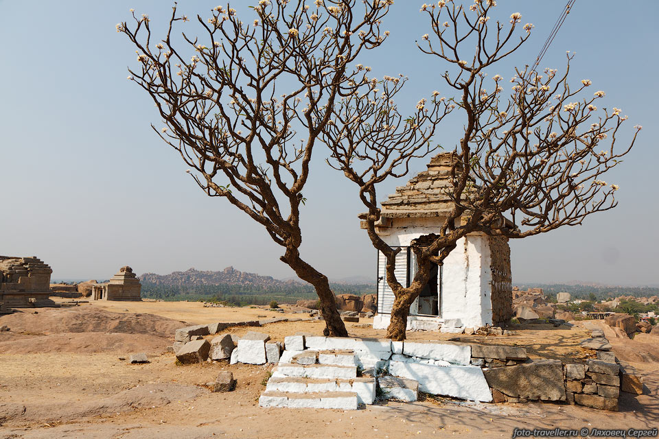 На холме Хемакуты расположена группа храмов периода 
предшествовавшего эпохе правления царей династии Виджаянагара, датируемой 9-11 веками.