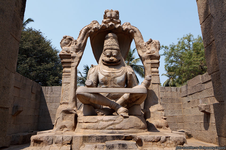 Статуя Нарасимхи (Narasimha, Nrusimha, Нрисимха) в Хампи высечена 
из цельного камня.