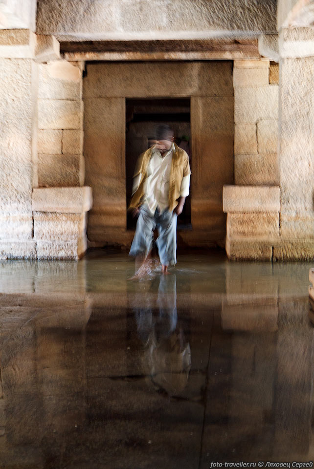 Подземный храм Вирупакша (Undeground Virupaksha Temple, 
Prasanna Virupaksha, Underground Siva).
Подземный храм, расположенный ниже уровня поверхности земли. Слегка подтоплен водой.