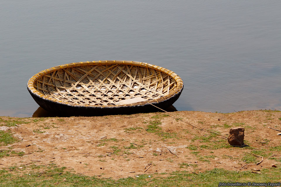 Круглая плетеная лодка.
Используется для переправы через реку Тунгабхадра.