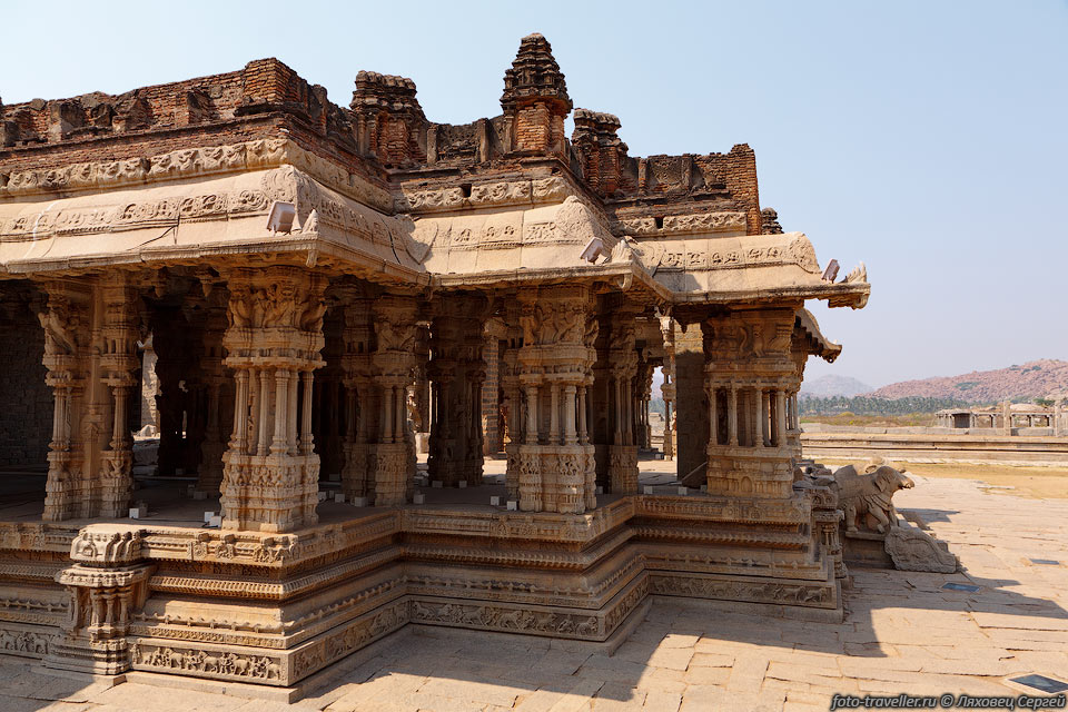 Храм Витталы обустроен 56 колоннами,
которые при ударе издают звуки различной тональности