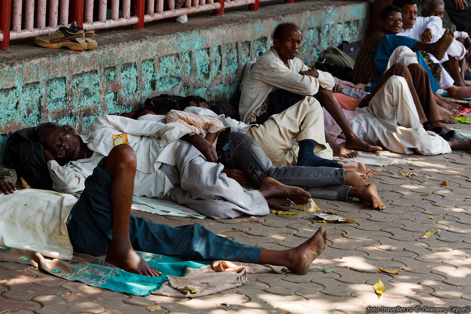 В Индии принято спать и жить на улицах.
Идешь себе, приустал немного - можно лечь и поспать в любом месте, даже посредине 
тротуара.