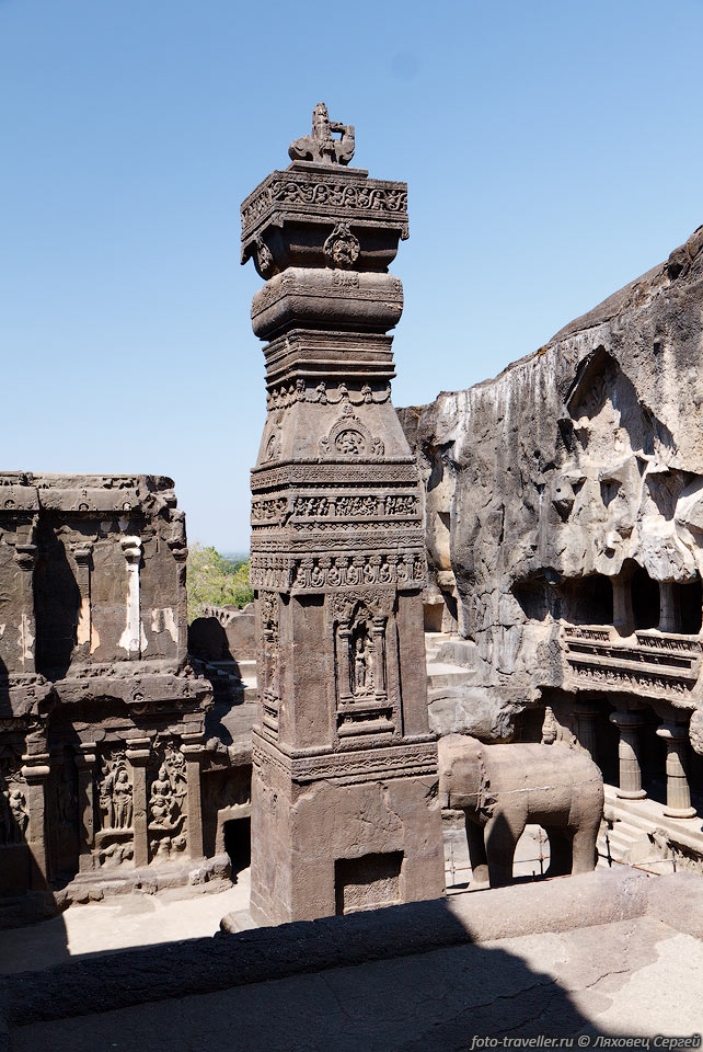 Один из самых интересных пещерных храмов в Эллоре - храм Кайласанатха 
(Kailasanatha Temple, Cave 16).