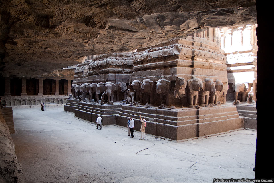 Храм Кайласанатха  стоит как бы в колодце примерно 100 метров 
в длину и 50 метров в ширину.
Фигуры львов и слонов (священных животных) опоясывают нижнюю часть цоколя в 8 метров. 
Все стены украшены рельефами.
