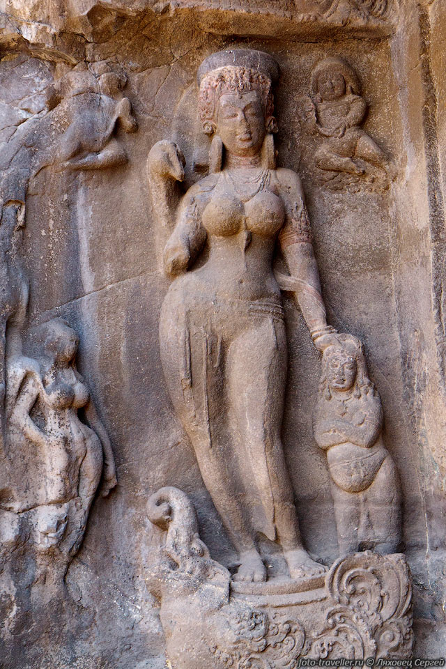 В храмах множество эротических скульптур