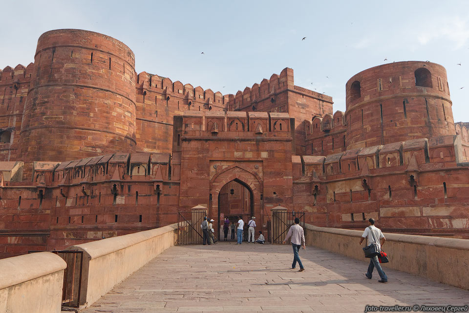 Красный форт в Агре (Arga Red Fort) - крепостное сооружение 
в индийском городе Агра,
в штате Уттар-Прадеш. Служило резиденцией правителей в эпоху империи Великих Моголов.