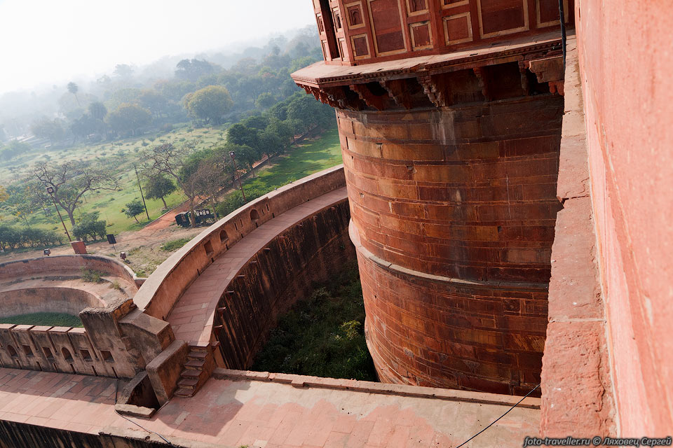 Город Агра (Agra) c 1528 по 1658 годы был столицей империи 
Моголов.
Агра находится на берегу реки Ямуны. Население более 1,5 млн. чел. 
Сейчас Агра - один из крупнейших туристических центров Индии - благодаря Красному 
форту и Тадж-Махалу.