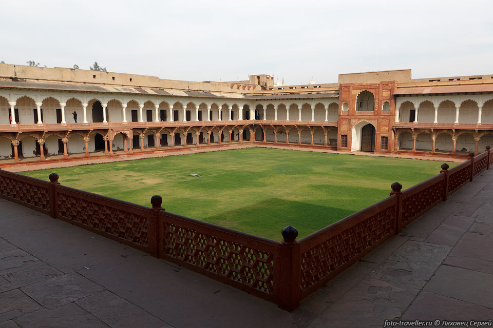 Внутри форта находятся дворцы, мечети и сады.
Архитектурный стиль гармоничным образом сочетает элементы исламского и индуистского 
стиля.