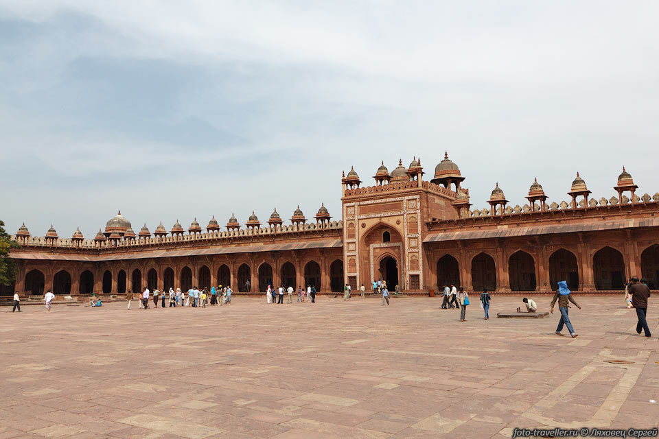 Город Фатехпур-Сикри (Fatehpur Sikri) расположен недалеко от Агры.
Фатехпур-Сикри являлся столицей Империи Великих Моголов во время правления Акбара 
I в 1571-1585 годах.