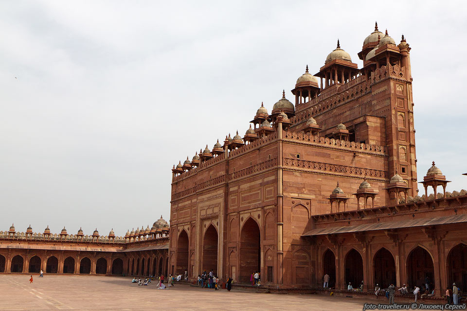 В постройках Фатехпур-Сикри использованы
раджпутские и могольские архитектурные стили.