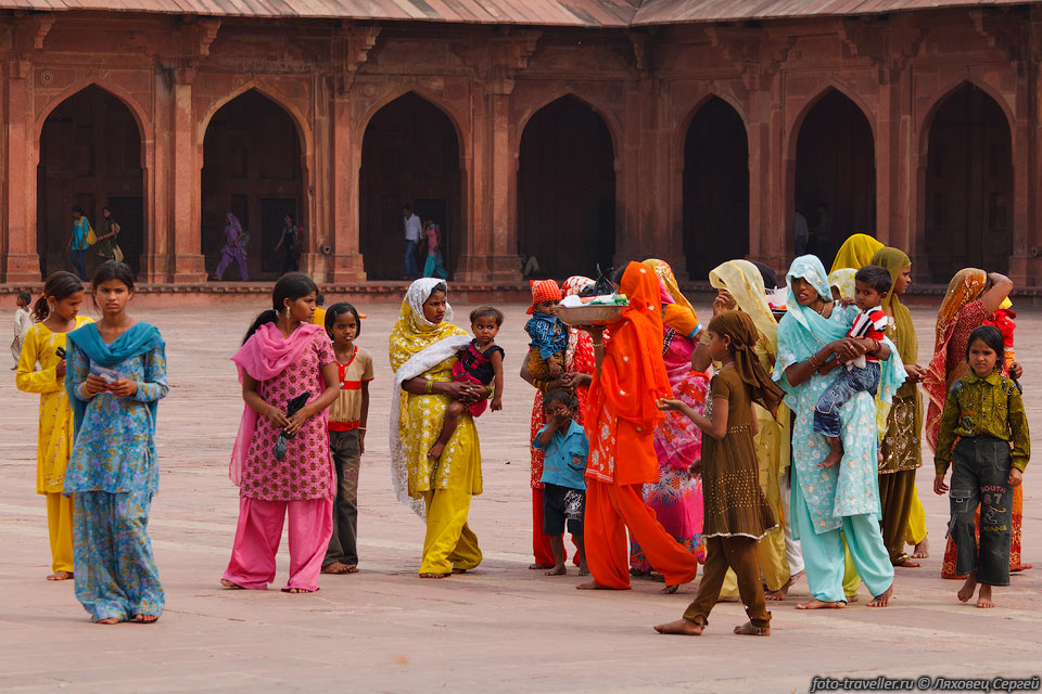 Сари - наиболее древняя несшитая женская одежда Индии.
Способ ношения сари отличается в разных штатах.
Сври в
Индии носят не только индуски, но также мусульманки, христианки и представительницы 
практически всех религий.