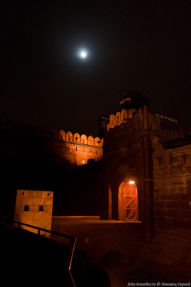 Красный форт в Дели (Лал-Кила, Lal Qil'ah, Lal Qila) - историческая 
цитадель эпохи Великих Моголов.