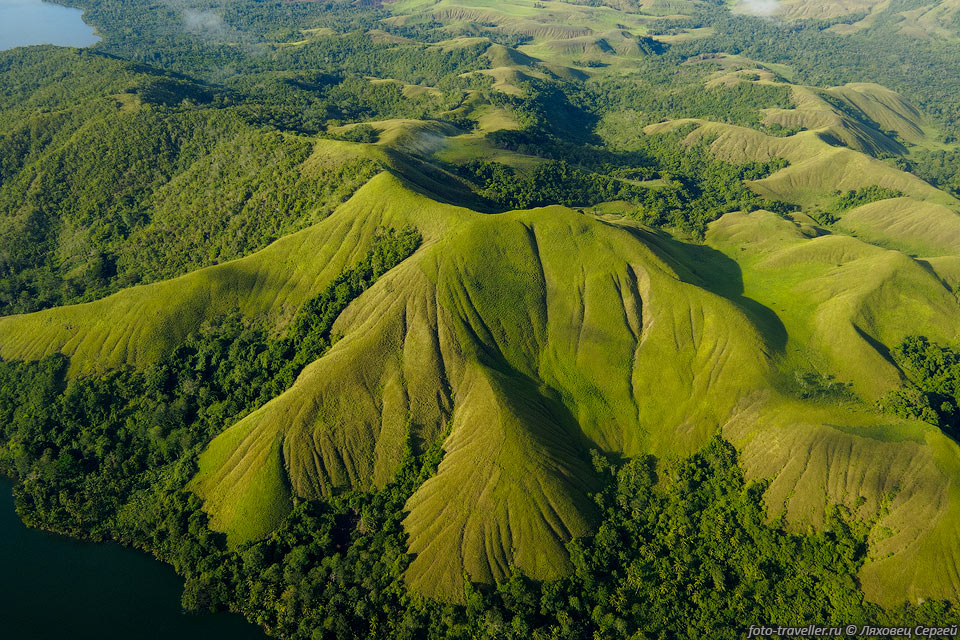 Зеленые холмы острова Новая Гвинея (New Guinea, Pulau Irian, Niugini).