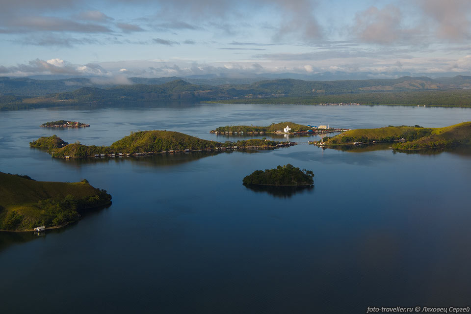 Первый взгляд на остров Новая Гвинея. Острова в озере 
Сентани (Danau Sentani, Lake Sentani).
Посадочная полоса находится на берегу озера, и при взлете или посадке открывается 
отличный вид.
