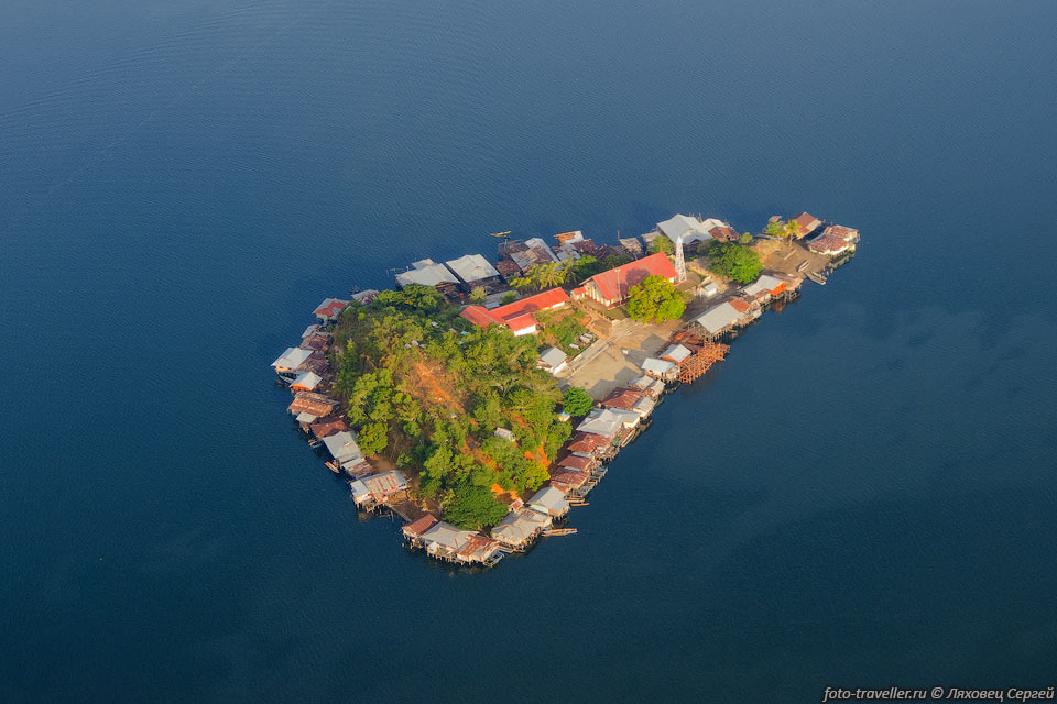 Маленький остров в большом озере.