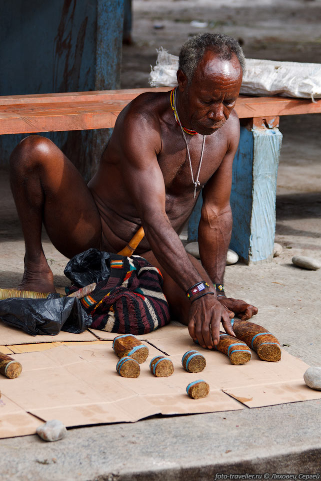 Продажа табака папуасом из отдаленной деревни.
Один из немногих людей в Вамене, по-настоящему носящий национальную одежду.