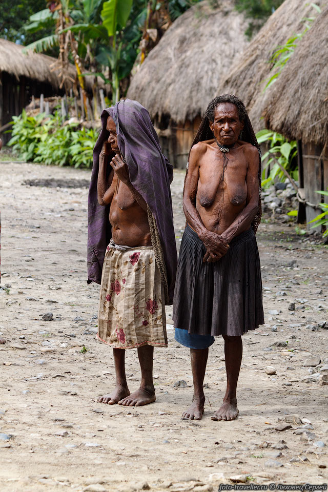 Нетрадиционные старухи в поселке Сумпаима.
В смысле  в нетрадиционной одежде.
