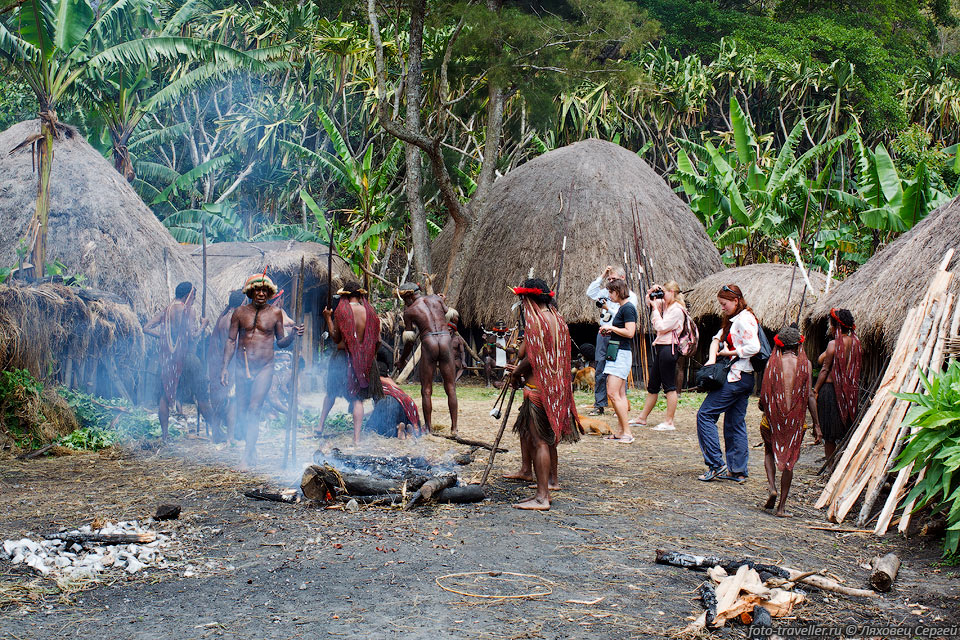 В деревнях у папуасов довольно чисто и аккуратно.
От людей особого запаха не слышно.