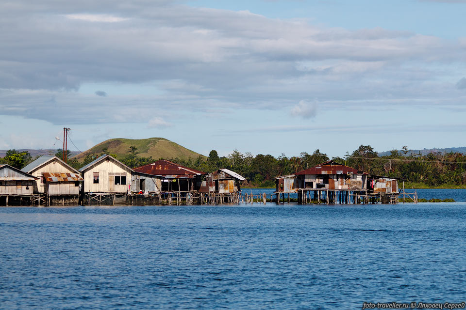 Поселок в озере Сентани