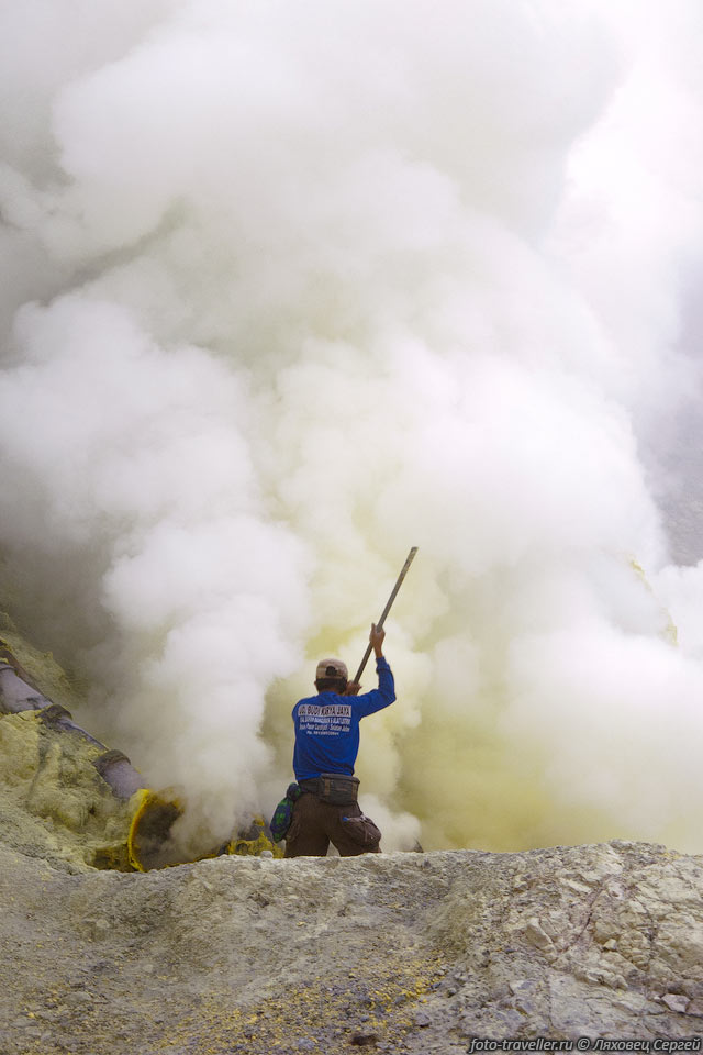 Работа как в аду - добыча серы на вулкане Иджен (Kawah Ijen, Йен).
На вулкане Иджен добывают самородную серу и в корзинах на коромыслах носят ее вниз.