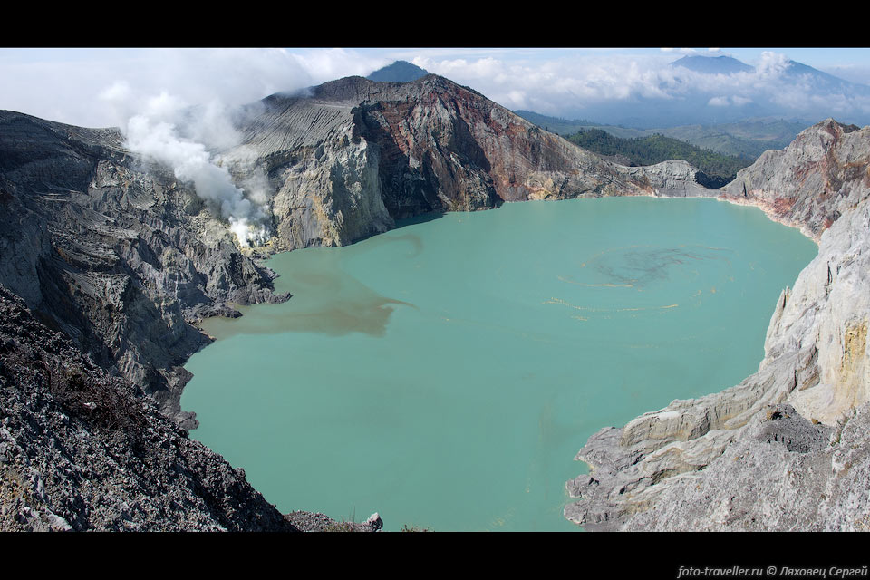 Глубина кратерного озера вулкана Иджен порядка 200 м.