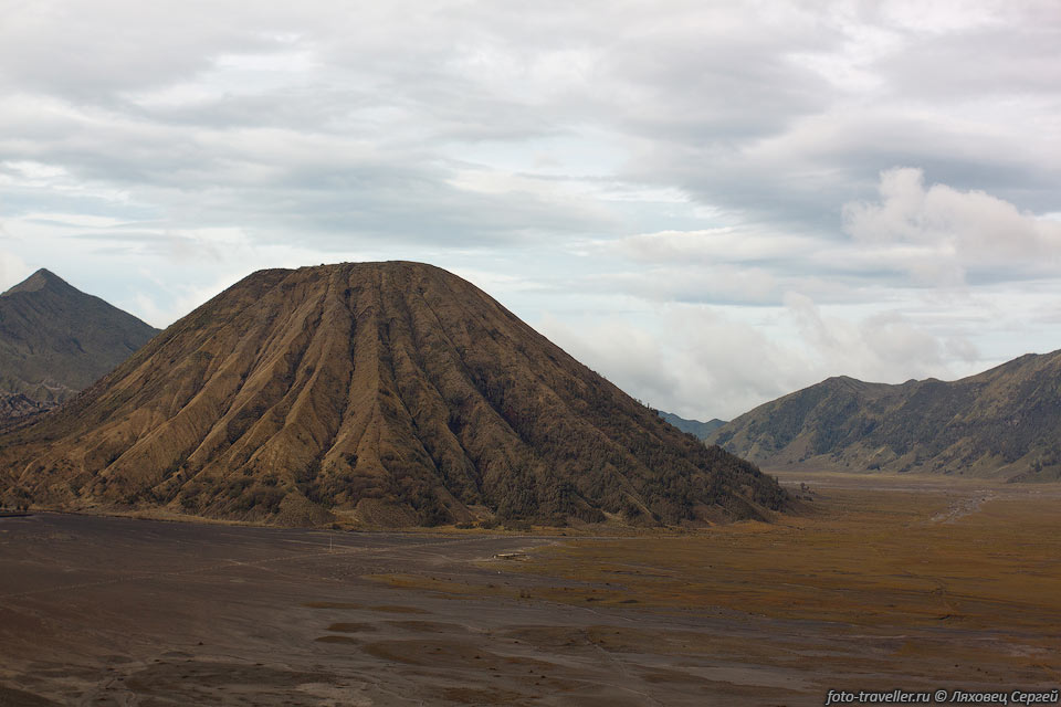 Вулкан Баток (Mount Batok, 2440 м) - неактивный вулкан коричневого 
цвета. 
Как нам сказали, тропинки на него нет.