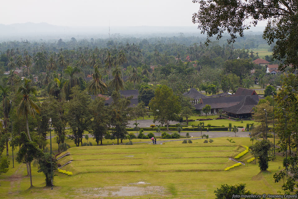 Парк вокруг ступы Боробудур.
Боробудур находится в 40 км к северо-западу от города Джокьякарта (Yogyakarta, Yogya, 
Джокья).