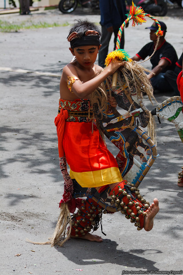 Благодаря изолированности островов многие танцы в Индонезии сохранили 
свои оригинальные ритуальные формы.
В разных частях Индонезии костюмы, стили музыкального аккомпанемента, техника и 
пластика движений весьма отличаются.