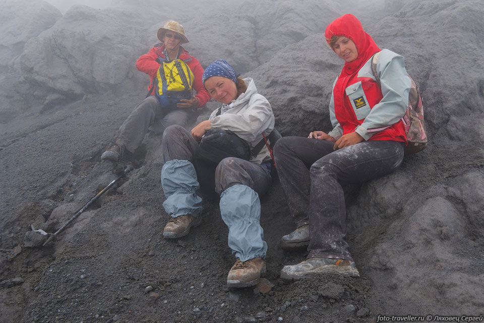 Возле вершины вулкана Мерапи.
Высота по GPS 2939 м.