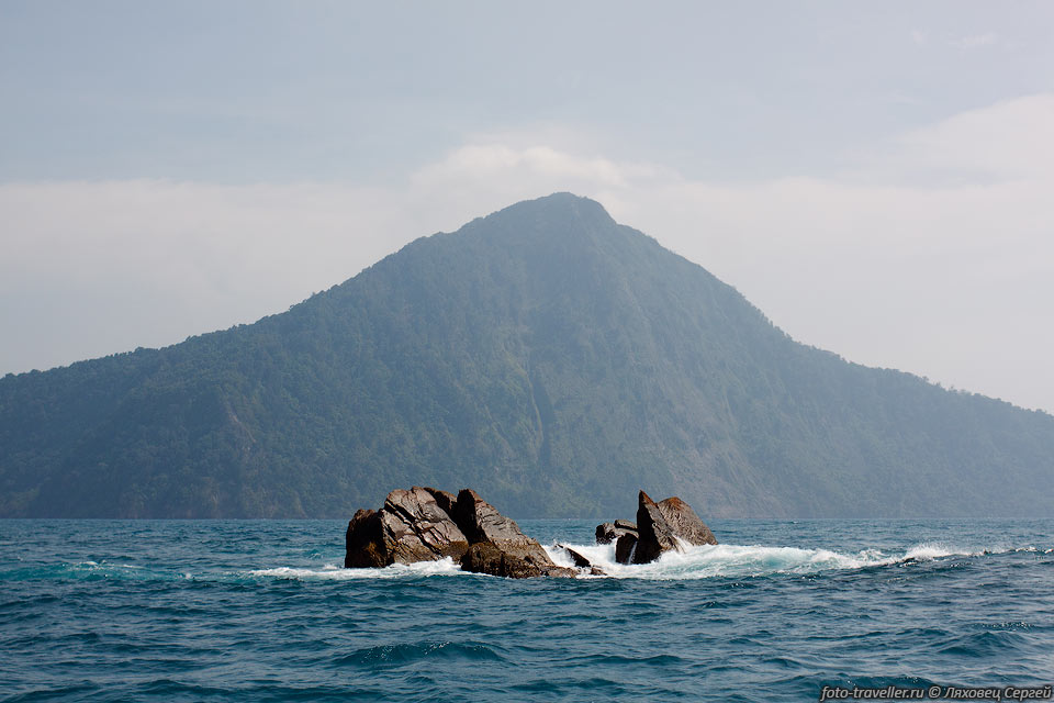 Остров Сертунг (Sertung), часть разрушенного вулкана 
Кракатау.