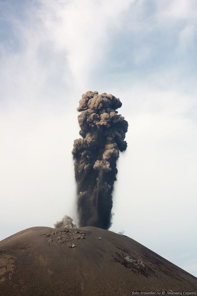 Извержение вулкана Кракатау мы наблюдали из близи, обплывая этот 
остров по кругу.