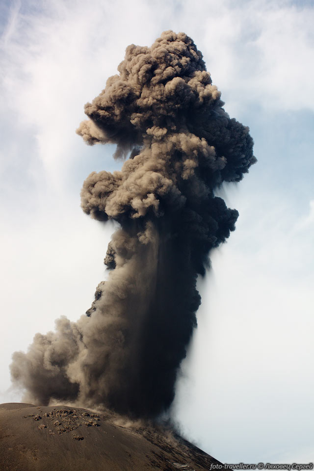 Наиболее известные извержения Кракатау в исторический 
период состоялись в 1680 и 1883 годах.
Последнее извержение практически уничтожило остров, на котором располагался вулкан.