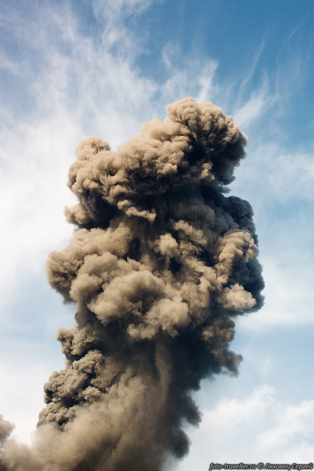 Столб пепла над вулканом Кракатау.
Чувствуется мощь вулкана.