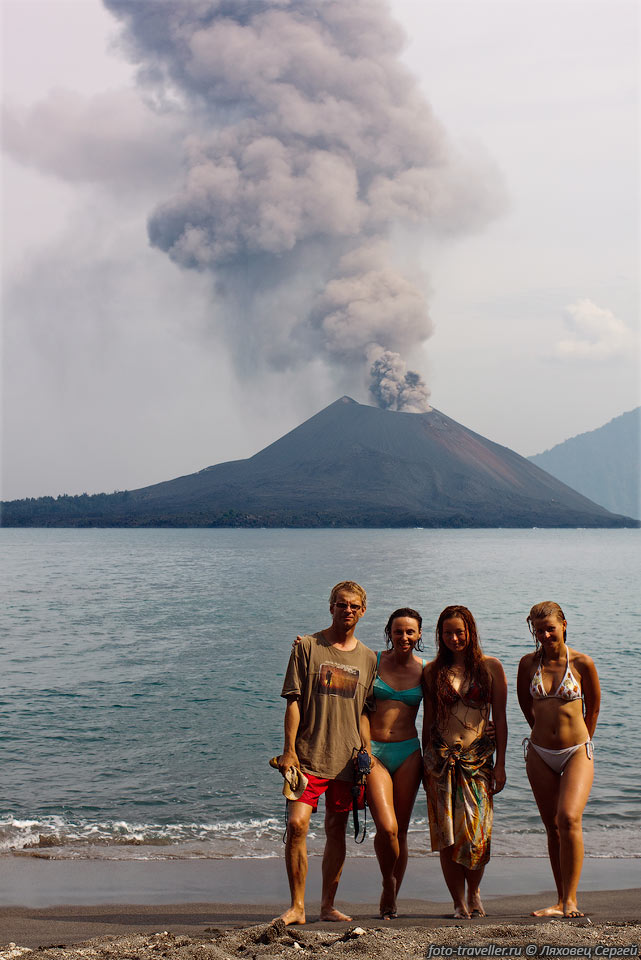 Наша группа на фоне вулкана Анак Кракатау